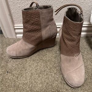 Tom’s Women’s Stylish Two-Tone Ankle Boots Sz 5.5